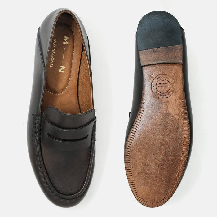 AURA zapato loafer mujer café vista superior acabado metálico contemporáneo