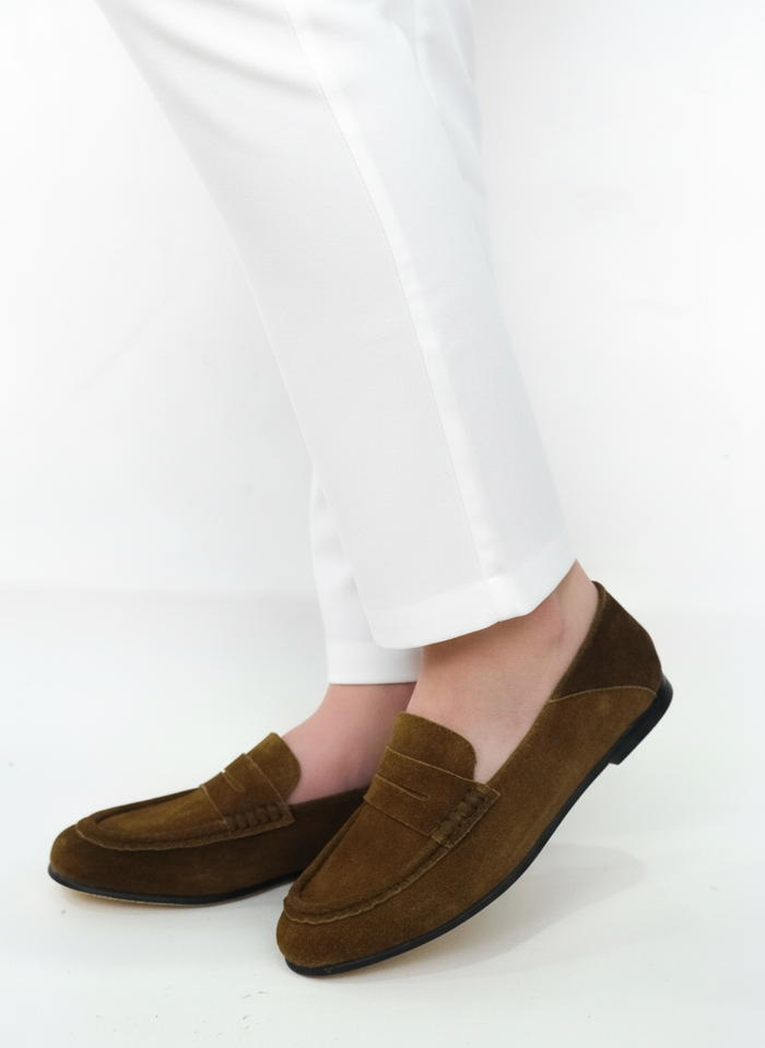 AURA loafer mujer canela vista lateral piel alta suavidad hecho a mano