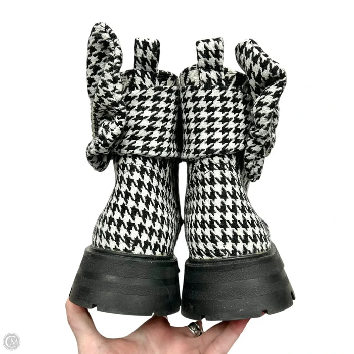 Boots Combat By Betsey Johnson In Black & White, Size: 8.5