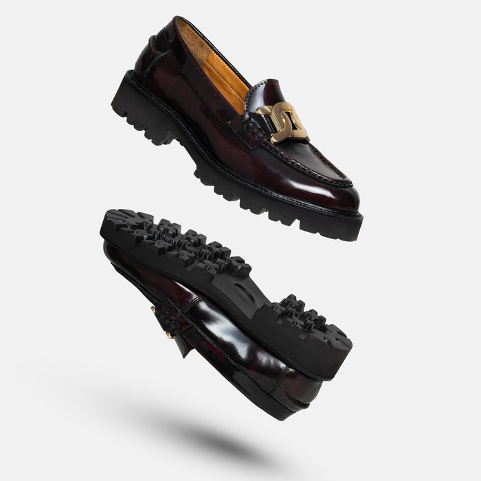 CATRINA mocasín mujer burgundy detalle herraje dorado clásico