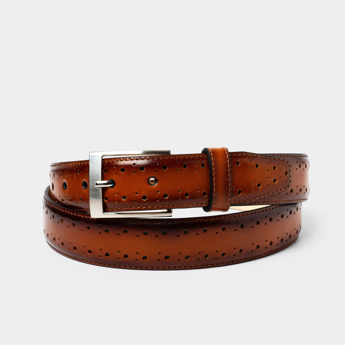 Cinturón brogue miel de cuero premium con acabado artesanal y perforado clásico, accesorio elegante para vestir.