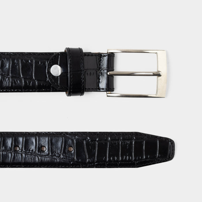 Cinturón croco negro de cuero con textura tipo cocodrilo y acabado a mano, accesorio elegante para vestir.