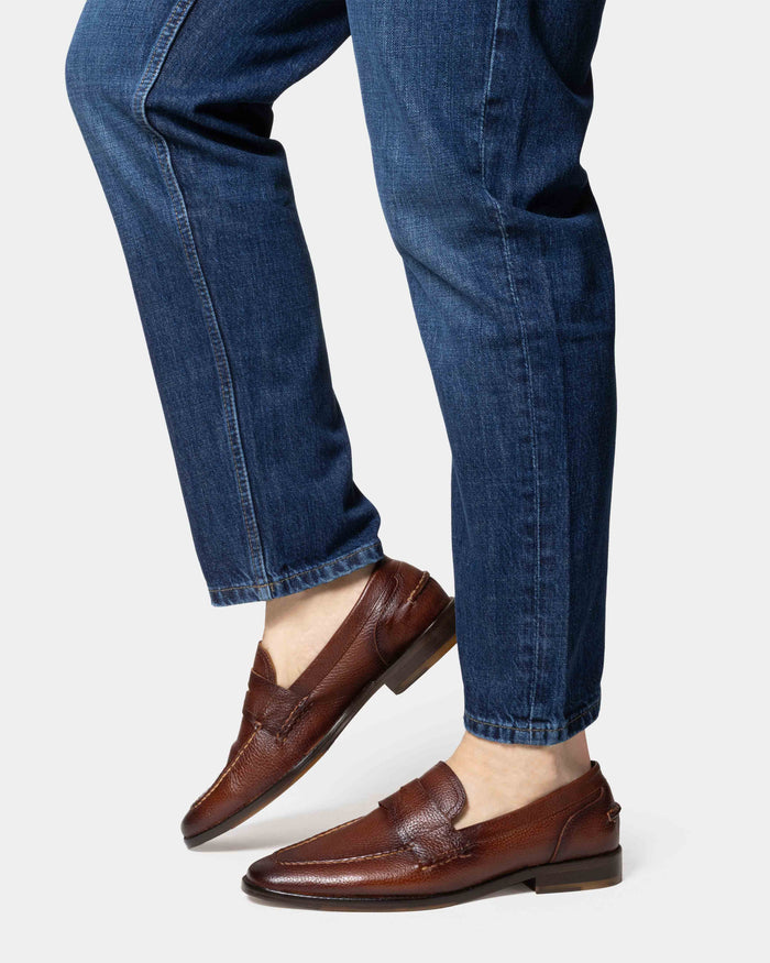 TENANGO mocasín penny loafer marrón vista superior básico refinado