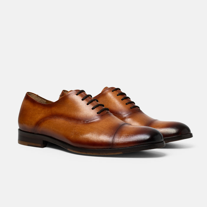 UMAN oxford cap toe caramel vista trasera elegancia silenciosa