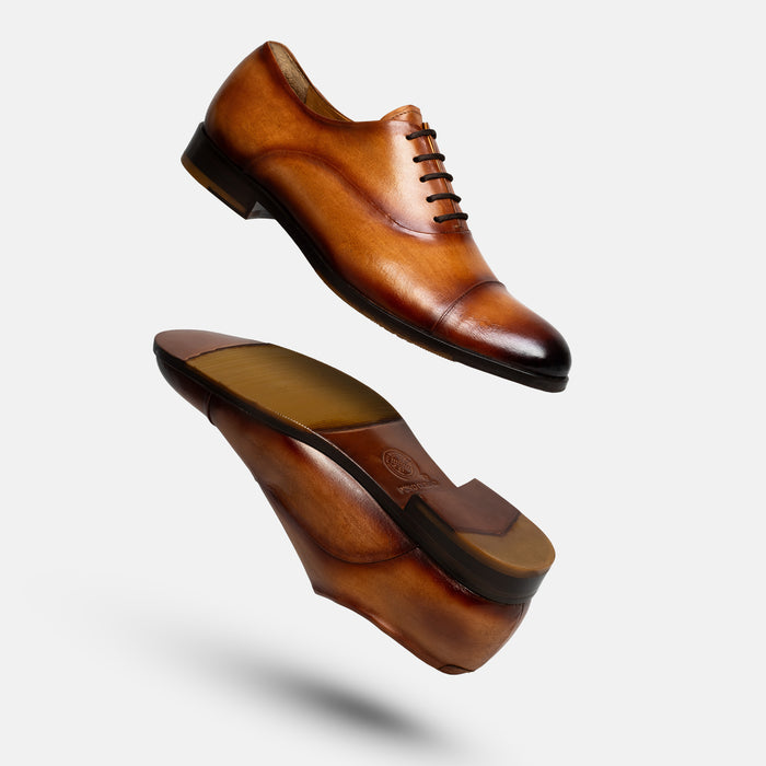 UMAN zapato oxford cap toe caramel vista superior líneas limpias