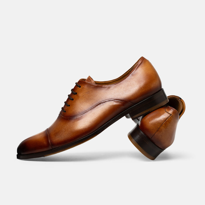 UMAN oxford cap toe caramel detalle patina a mano profundidad carácter