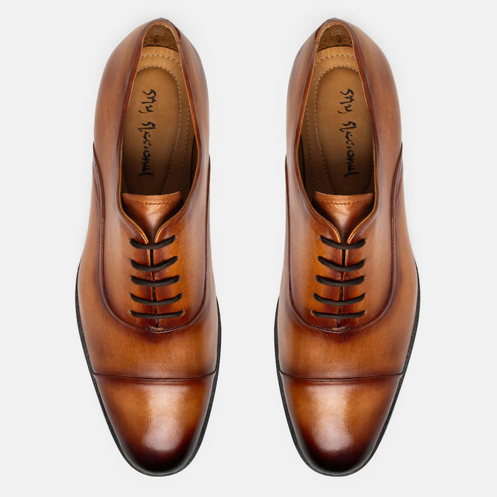 UMAN oxford cap toe caramel vista diagonal proporciones precisas
