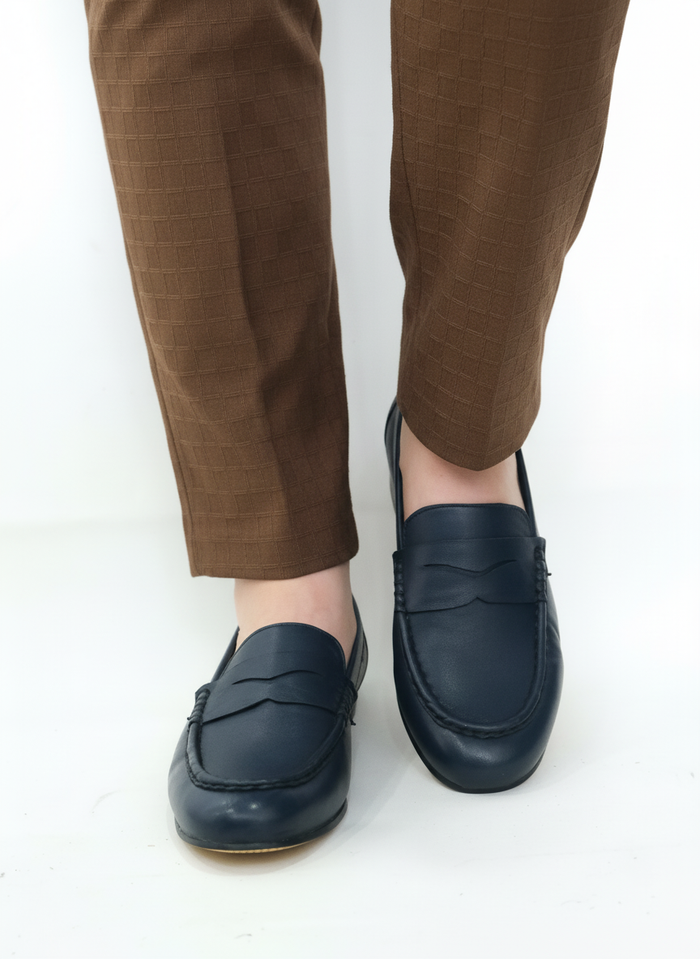 VETA loafer mujer azul navy vista lateral costura a mano artesanal